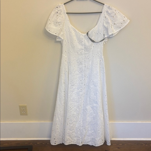 Extro&Vert Ada Flutter-Sleeve Broderie
Midi Dress - Picture 6 of 13